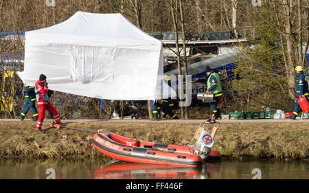 Bad Aibling, Allemagne. 10 fév, 2016. Une tente est configuré comme le recouvrement des deux épaves train commence à l'emplacement d'un accident ferroviaire près de Bad Aibling, Allemagne, 10 février 2016. Les trains en ce moment bien calés les uns contre les autres doivent être séparés et récupéré en pièces détachées. Deux trains de banlieue Méridien de société ferroviaire privée Bayerische Oberlandbahn a heurté de plein fouet à grande vitesse sur la ligne à voie unique entre Holzkirchen et Rosenheim le 09 février 2016. Dix personnes sont mortes dans l'accident. Photo : PETER KNEFFEL/dpa/Alamy Live News Banque D'Images