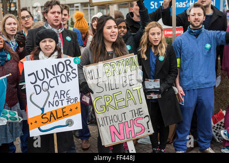 Londres, Royaume-Uni. 10 Février, 2016. La ligne de piquetage au St Thomas' Hospital. La deuxième deux médecins en grève a débuté à 8 heures ce matin à l'encontre des propositions du gouvernement. Crédit : Guy Bell/Alamy Live News Banque D'Images