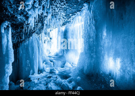 Dans la grotte de glace cascade de glace Jagala, Estonie Banque D'Images