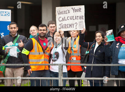 Londres, Royaume-Uni. 10 Février, 2016. Le deuxième médecin junior est forgé en 40 ans. Les médecins sont en grève à nouveau après avoir eu très peu de succès obtenir leurs revendications entendues. Crédit : Jane Campbell/Alamy Live News Banque D'Images