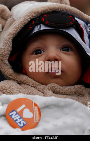 Brighton, UK. 10 Février, 2016. Bébé Jesse Mearkle, âgés de 2 mois se joint à son médecin les parents lors d'une manifestation comme les médecins en grève à la Royal Sussex County Hospital à Brighton, Royaume-Uni, le mercredi 10 février, 2016. 'BBC a rapporté près de 3 000 opérations ont été annulées comme les médecins en Angleterre prendre part à une deuxième grève de 24 heures sur les rémunérations et les conditions de travail". Credit : Luke MacGregor/Alamy Live News Banque D'Images