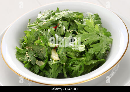 Daisy de la couronne, avec vinaigrette au sésame Banque D'Images