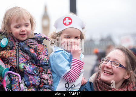 Londres, Royaume-Uni. 10 Février, 2016. Les médecins en charge des enfants sur la ligne de piquetage avec bannières © Ian Davidson/Alamy Live News Crédit : Ian Davidson/Alamy Live News Banque D'Images