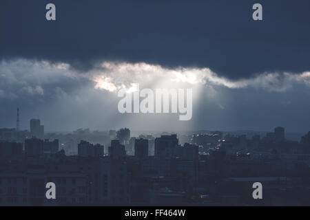 Paysage monochrome avec ciel d'orage, rayons de soleil, Lumière et ville industrielle. Droit tachée de bleu. Moody Arrière-plan. Banque D'Images