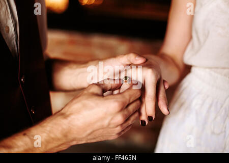 Mains de couple aimant Close Up. L'homme met une femme à l'occasion de fiançailles. Selective Focus on Woman's Hand. Banque D'Images