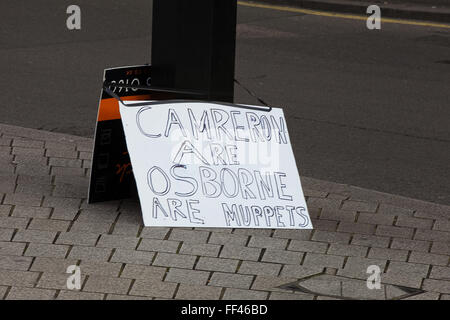 Londres, Royaume-Uni. 10 Février, 2016. Des milliers de chauffeurs de taxi apporter le trafic à l'arrêt avec démonstration de Whitehall, par des chauffeurs de groupe, contre Uber. Les chauffeurs de taxi noir apporte le trafic à l'arrêt à Westminster avec une manifestation devant Downing Street cet après-midi, disant qu'ils se battent pour défendre leurs moyens de subsistance. Credit : Dinendra Haria/Alamy Live News Banque D'Images