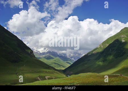 Ushguli,voir l'église de Lamaria, le Mont Shkhara dans les nuages, Upper Svaneti, Grand Caucase, Géorgie Banque D'Images