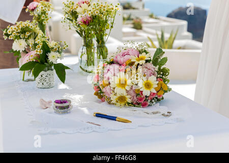 Des fleurs de mariage sur la table contre la mer Banque D'Images