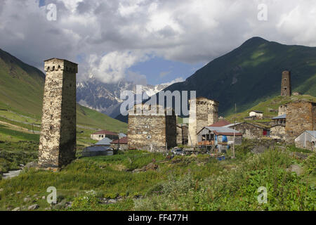 Ushguli, tours de défense dans un village fortifié, Upper Svaneti, le Mont Shkhara couvert de nuages, Grand Caucase, Géorgie Banque D'Images