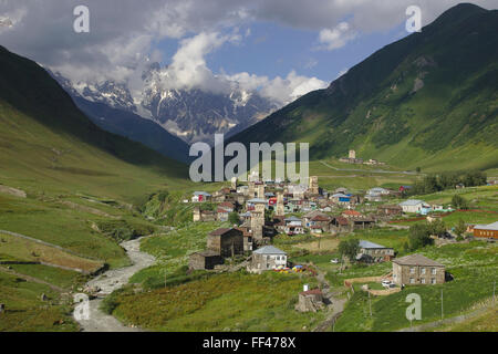 Ushguli, tours de défense dans la région de village fortifié dans Upper Svaneti, Shkhara couvert de nuages, Grand Caucase, Géorgie Banque D'Images