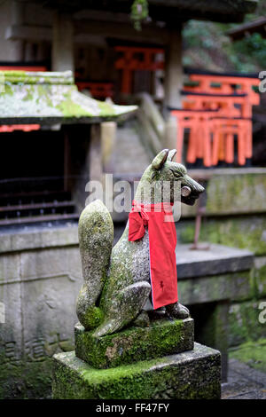 Le Japon, l'île de Honshu, Kansai, Kyoto, Fushimi Inari, la statue d'un fox en tant que gardien. Banque D'Images