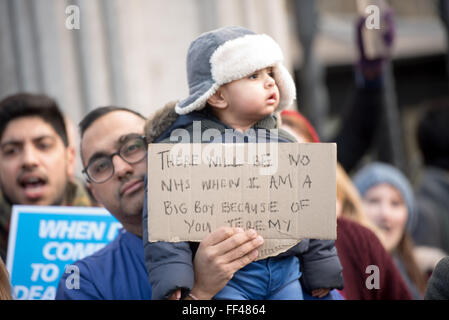 Londres, Royaume-Uni. 10 Février, 2016. Le médecin Junior enfant avec banner Crédit : Ian Davidson/Alamy Live News Banque D'Images