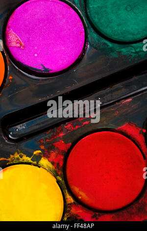 Peintures de couleur dans une boîte en plastique noir Banque D'Images