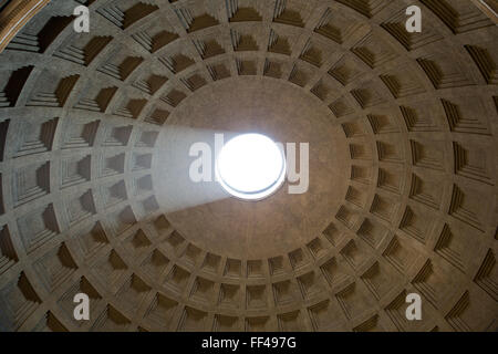 Pantheon dome comme vu de l'intérieur du panthéon avec un faisceau de lumière visible à travers l'oculus, ou un trou dans le toit. Banque D'Images