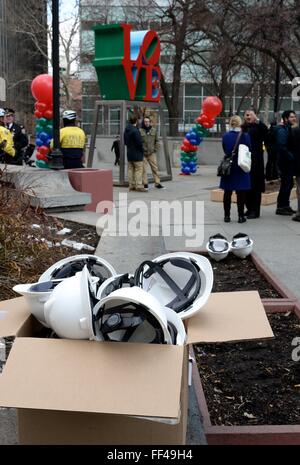 Philadelphie, PA, Etats-Unis.. 10 Février, 2016. Des casques sont vus sur l'avant-plan au cours d'une cérémonie d'inauguration des travaux avec les représentants de la ville pour le réaménagement du stade de l'amour, Parc Plaza JFK officiellement, situé au cœur de centre ville de Philadelphie, PA. Credit : Bastiaan Slabbers/Alamy Live News Banque D'Images