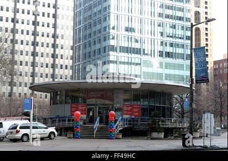 Philadelphie, PA, Etats-Unis.. 10 Février, 2016. Vue sur le centre de visiteurs, surnommée la soucoupe, à JFK Plaza dans le centre-ville de Philadelphie, PA. Le bâtiment sera réaménagé par l'architecture de Philadelphie, KieranTimberlake ferme dans le cadre du projet de réaménagement du parc de l'amour, de la masse qui est cassée lors d'un événement tenu au centre du parc de la ville du 09 au 10 mai 2016. Credit : Bastiaan Slabbers/Alamy Live News Banque D'Images