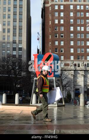 Philadelphie, PA, Etats-Unis.. 10 Février, 2016. Travailleur de la construction marche dernières Robert Indiana ; la fameuse statue d'amour, situé à JFK Plaza (a.k.a LOVE Park), dans le centre-ville de Philadelphie, PA. Les représentants de la ville a commencé les travaux pour le réaménagement du centre-ville de Philadelphie, park le 10 février. Incorporées dans la conception est une soucoupe rénové, qui abrite maintenant le centre de visiteurs, un meilleur accès et d'ouvrir les lignes de visibilité. Credit : Bastiaan Slabbers/Alamy Live News Banque D'Images