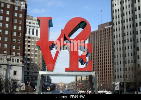 Philadelphie, PA, Etats-Unis.. 10 Février, 2016. La célèbre statue de l'amour de Robert Indiana à sa place à JFK Plaza (a.k.a LOVE Park), dans le centre-ville de Philadelphie. Les représentants de la ville a commencé les travaux pour le réaménagement du centre-ville de Philadelphie, park le 10 février. La conception finale de l'espace public comprend des plans pour un meilleur accès et d'ouvrir les lignes de visibilité le long de Benjamin Franklin Parkway, vers l'hôtel de ville et le Philadelphia Museum of Art (vu ici dans le lointain). Credit : Bastiaan Slabbers/Alamy Live News Banque D'Images