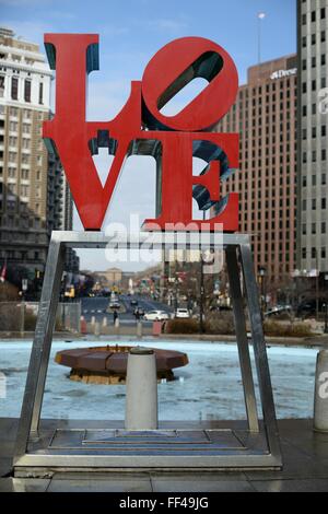 Philadelphie, PA, Etats-Unis.. 10 Février, 2016. La célèbre statue de l'amour de Robert Indiana à sa place à JFK Plaza (a.k.a LOVE Park), dans le centre-ville de Philadelphie. Les représentants de la ville a commencé les travaux pour le réaménagement du centre-ville de Philadelphie, park le 10 février. La conception finale de l'espace public comprend des plans pour un meilleur accès et d'ouvrir les lignes de visibilité le long de Benjamin Franklin Parkway, vers l'hôtel de ville et le Philadelphia Museum of Art (vu ici dans le lointain). Credit : Bastiaan Slabbers/Alamy Live News Banque D'Images