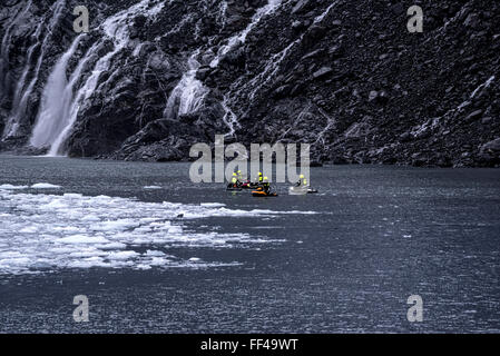 Jet-skieurs vie dans l'eau de glacier avant de Prince-William-Sound, Alaska. Banque D'Images