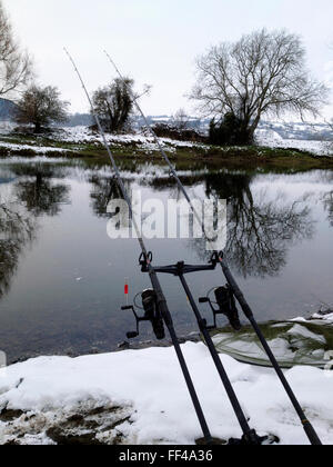 La pêche du barbeau en hiver la neige sur la rivière Wye à Warren Hay-on-Wye Powys Pays de Galles au Royaume-Uni. Banque D'Images