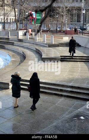 Philadelphie, PA, Etats-Unis.. 10 Février, 2016. Les piétons sont vu marcher le granit étapes entourant le centre de la fontaine de la situation actuelle de l'AMOUR Park (officiellement nommé Plaze JFK) dans le centre-ville de Philadelphie. Les représentants de la ville a commencé les travaux pour le réaménagement du centre-ville de Philadelphie, PA. park. Credit : Bastiaan Slabbers/Alamy Live News Banque D'Images