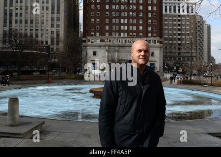 Philadelphie, PA, Etats-Unis.. 10 Février, 2016. Franklin's Paine Skatepark membre du Conseil du Fonds Jesse Rendell, Esq. et fils de l'ancien employé. Ed Rendell est vu avec JFK Plaza (a.k.a LOVE PARK), dans le centre-ville de Philadelphie, PA., en toile de fond après les représentants de la ville a commencé les travaux de réaménagement de l'intérieur du parc public. Credit : Bastiaan Slabbers/Alamy Live News Banque D'Images