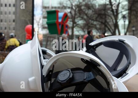 Philadelphie, PA, Etats-Unis.. 10 Février, 2016. Des casques sont vus sur l'avant-plan au cours d'une cérémonie d'inauguration des travaux avec les représentants de la ville pour le réaménagement du stade de l'amour, Parc Plaza JFK officiellement, situé au cœur de centre ville de Philadelphie, PA. Credit : Bastiaan Slabbers/Alamy Live News Banque D'Images