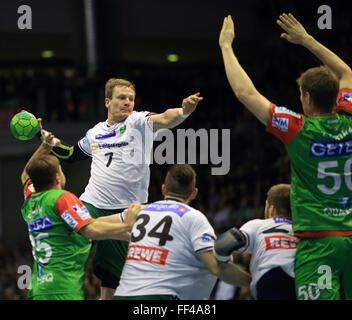 Magdeburg, Allemagne. 10 fév, 2016. Leipzig Aivis Jurdzs (C), Alen Milosevic et Philipp Weber en action contre l'Marko Bezjak Magdebourg (L) au cours de la Bundesliga match de hand entre SC Magdeburg et DHfK Leipzig à l'GETEC-Arena à Magdeburg, Allemagne, 10 février 2016. Photo : JENS WOLF/dpa/Alamy Live News Banque D'Images