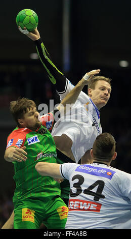 Magdeburg, Allemagne. 10 fév, 2016. Leipzig Aivis Jurdzs (R) en action contre Magdeburg's Marko Bezjak (L) au cours de la Bundesliga match de hand entre SC Magdeburg et DHfK Leipzig à l'GETEC-Arena à Magdeburg, Allemagne, 10 février 2016. Photo : JENS WOLF/dpa/Alamy Live News Banque D'Images