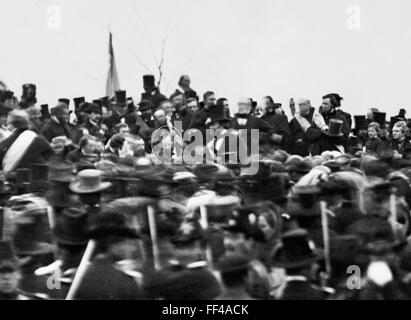 Abraham Lincoln (encerclé) dans la foule à Gettysburg, Pennysylvanie, avant son discours à l'inauguration du Cimetière National des soldats jeudi, 19 novembre 1863. Banque D'Images