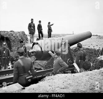 Guerre civile américaine. Les soldats de l'armée US Batterie à Chatfield, Fort Putnam, l'Île Morris, avec leurs fusils pointés à Fort Sumter, Charleston, Caroline du Sud pendant la guerre civile américaine. c. Décembre 1864. Banque D'Images