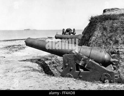 Batterie de tir à Fort Johnson, Charleston Harbor, L.C. avec Fort Sumter dans la distance, Charleston, Caroline du Sud pendant la guerre civile américaine. Photo prise entre 1861 et 1865, photographe inconnu. Banque D'Images