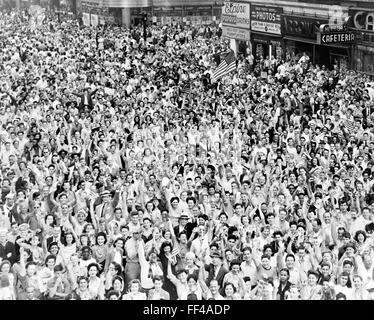 Célébration du Jour de la victoire à Times Square, New York City le 14 août 1945 Banque D'Images