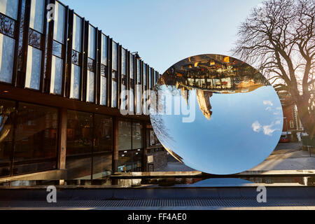 Vue du ciel Mirror au Nottingham Playhouse. Banque D'Images