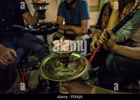Les gens qui fument le Narguilé (Hookah) dans de petites pub à Bascarsija quartier historique de Sarajevo, Bosnie-Herzégovine Banque D'Images