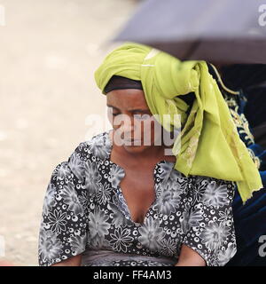 SENBETE, Ethiopie-24 mars : femme assise à son étal vendant des légumes dans le marché du dimanche où les Oromos-amharas-afars rencontrez Banque D'Images