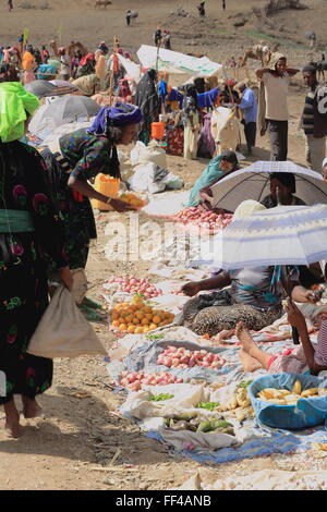 SENBETE, ÉTHIOPIE-MARS 24 : Les gens de l'oromos-amharas-afars assister à le marché du dimanche où ils se réunissent pour les affaires. Banque D'Images