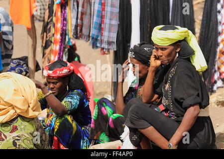 SENBETE, Ethiopie-24 mars : Les femmes de l'Amhara afar-oromo-peuples assister à le marché du dimanche où ils rencontrent pour l'entreprise. Banque D'Images