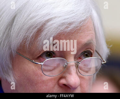 Washington, DC, USA. 10 fév, 2016. Réserve fédérale américaine Présidente Janet Yellen témoigne devant la Commission des services financiers de la Chambre des représentants des États-Unis sur la colline du Capitole à Washington, DC, États-Unis, le 10 février 2016. Janet Yellen sur signaux mercredi que la Fed maintient la porte ouverte à de nouvelles hausses des taux d'intérêt, mais signalant les risques qui pourraient retarder davantage se déplace. Credit : Yin Bogu/Xinhua/Alamy Live News Banque D'Images