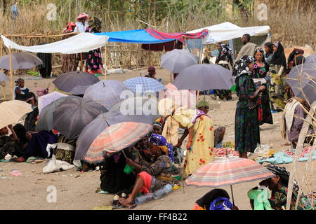 SENBETE, Ethiopie-24 mars : Les femmes de l'Amhara afar-oromo-peuples assister à le marché du dimanche où ils rencontrent pour l'entreprise. Banque D'Images