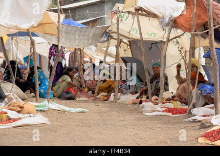 SENBETE, Ethiopie-24 mars : Les femmes du oromos-amharas-afars gérer leurs stalles-marché le dimanche où ils rencontrent pour l'entreprise. Banque D'Images