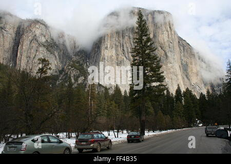 Le brouillard commence à se répandre au montagnes Yosemite comme touristes de route à travers la vallée. Banque D'Images
