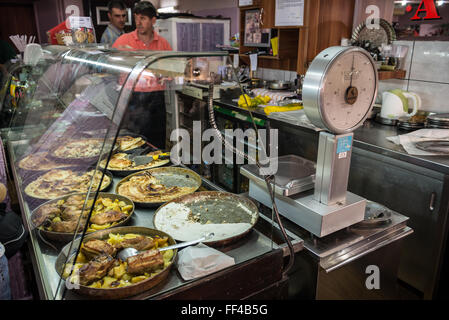 Burek laminées en plat de restaurant à Sarajevo, Bosnie-Herzégovine Banque D'Images