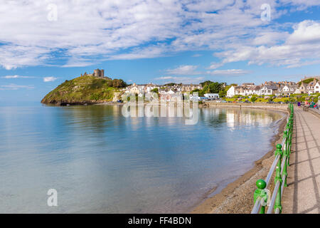 Château de Criccieth sur une colline dominant la ville, Gwynedd, Pays de Galles, Royaume-Uni, Europe. Banque D'Images