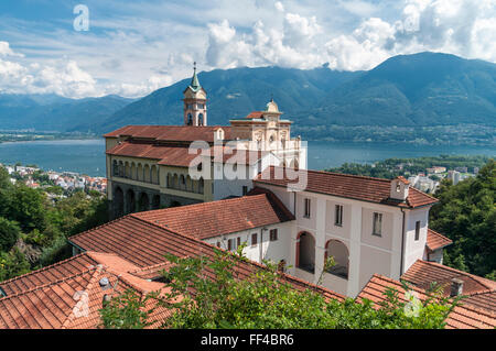 Église de pèlerinage et sanctuaire de la Madonna del Sasso, au-dessus de la ville de Locarno, Tessin, Suisse, et le Lac Majeur lac. Banque D'Images