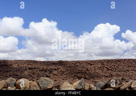 Les cumulus sur la rivière Awash valley vu de l'autoroute de l'Awash-Asseb entre Mile et Semera communes. Région Afar-Ethiopie Banque D'Images