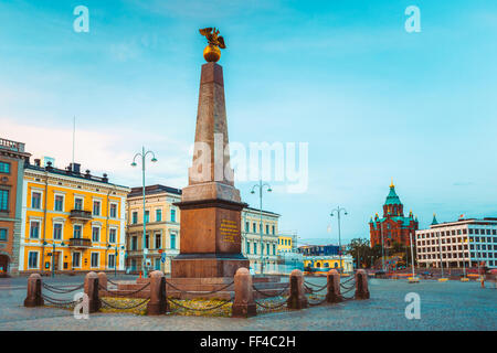 Stela Empress (1835) sur le quai à Helsinki à soir d'été, en Finlande. Finnish Monument, célèbre Place Banque D'Images