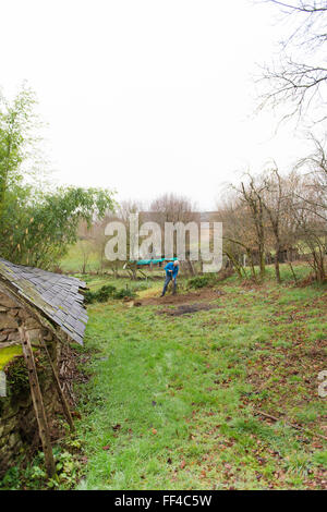 Man travaillant dans le potager Banque D'Images