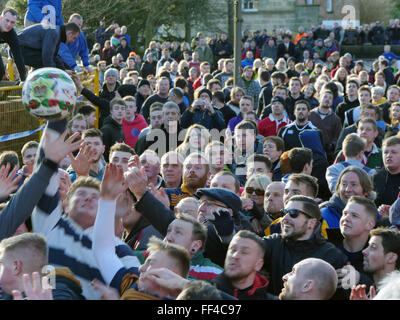 Ashbourne, Derbyshire, Royaume-Uni. 10 Février, 2016. Match de football du mercredi des cendres qui est le deuxième jour de la Gendarmerie royale Le Mardi Gras Football Match à Ashbourne, dans le Derbyshire 2016 Le Royal Football Mardi Gras dispose de la match de football non classique qui se joue sur deux périodes de huit heures sur le mardi gras Mardi & Mercredi des Cendres. Les poteaux de but 3 milles dans la rivière qui sépare le Nord et le Sud de la moitié de la ville de Derbyshire. De : Doug Blane/Alamy Live News Banque D'Images